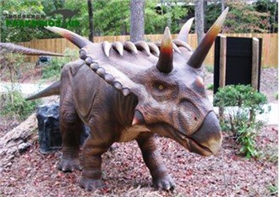 Őskori dinoszauruszok életmérettel